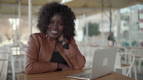 Glückliche-Afroamerikanische-Frau,-Die-Im-Café-Mit-Laptop-Arbeitet